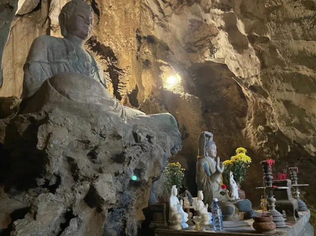 Bên trong chùa Linh Ứng