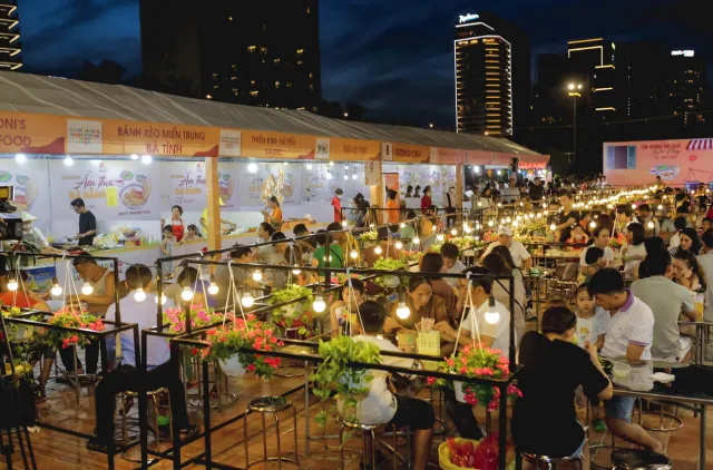 Không gian ẩm thực và mua sắm dịp năm mới